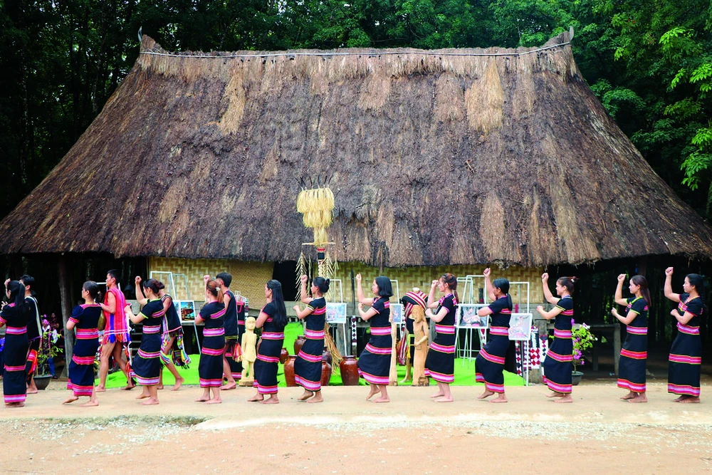 Un spectacle de danse des femmes Gié Triêng à Dak Rang. Photo: VNA