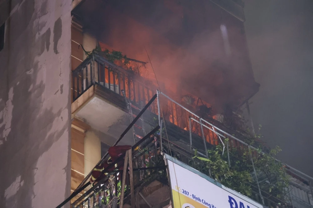 L’incendie s’est déclaré le 16 juin dans une maison de six étages du quartier de Dinh Công de l’arrondissement de Hoàng Mai à Hanoi. Photo : VNA