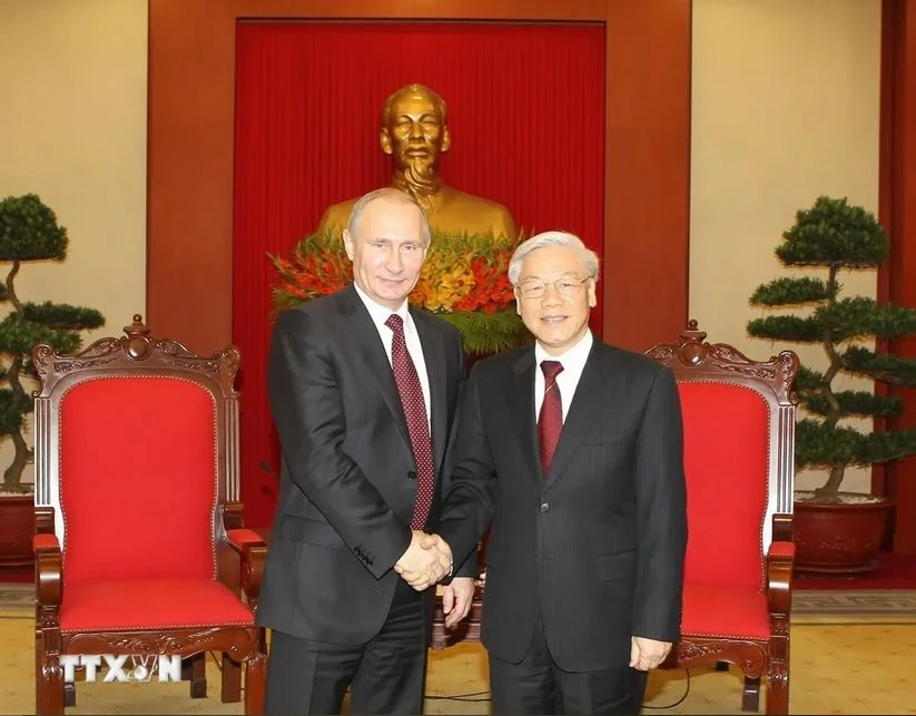 Le secrétaire général Nguyên Phu Trong (à droite) revevant le président russe Vladimir Poutine en visite d’Etat au Vietnam, le 12 novembre 2013. Photo : VNA