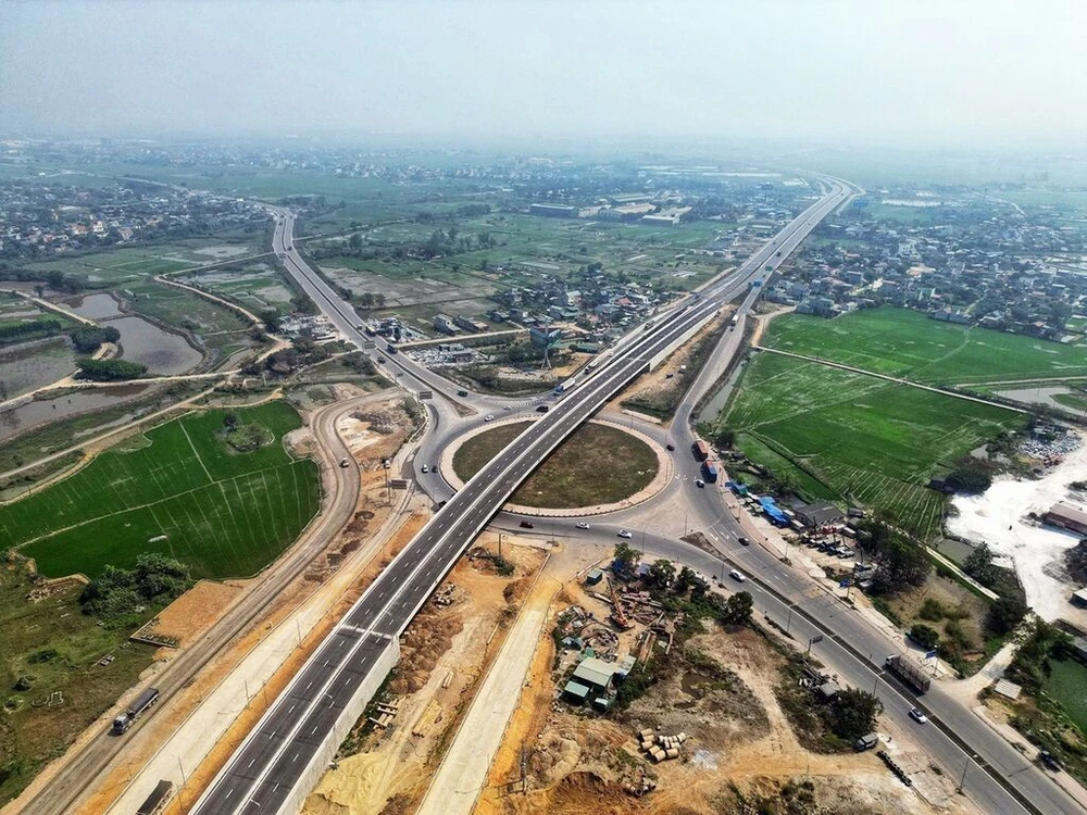 Le tronçon de Mai Son et la route nationale 45 (dans les travaux d’autoroute Nord-Sud), a une longueur totale de plus de 63,37 km et traverse les deux provinces de Ninh Binh et Thanh Hoa. Photo : VNA