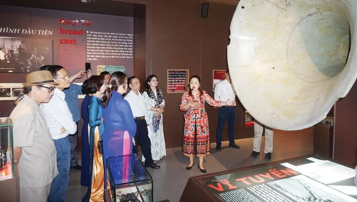 Des visiteurs au musée. Photo: nhipsonghanoi.hanoimoi.vn