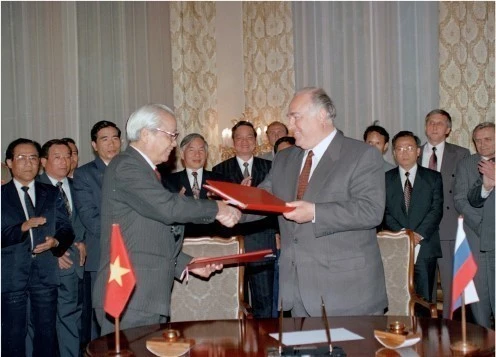 Le Premier ministre Vo Van Kiêt et son homomogue russe Viktor Tchernomyrdine signent le Traité sur les principes fondamentaux des relations amicales entre la Russie et le Vietnam, à Moscou, le 16 juin 1994. Photo : VNA