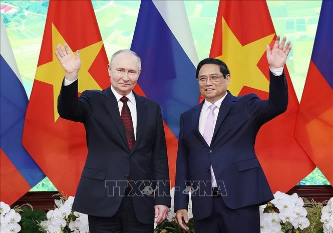 Le Premier ministre Pham Minh Chinh (à droite) et le président russe Vladimir Poutine, à Hanoi, le 20 juin. Photo: VNA