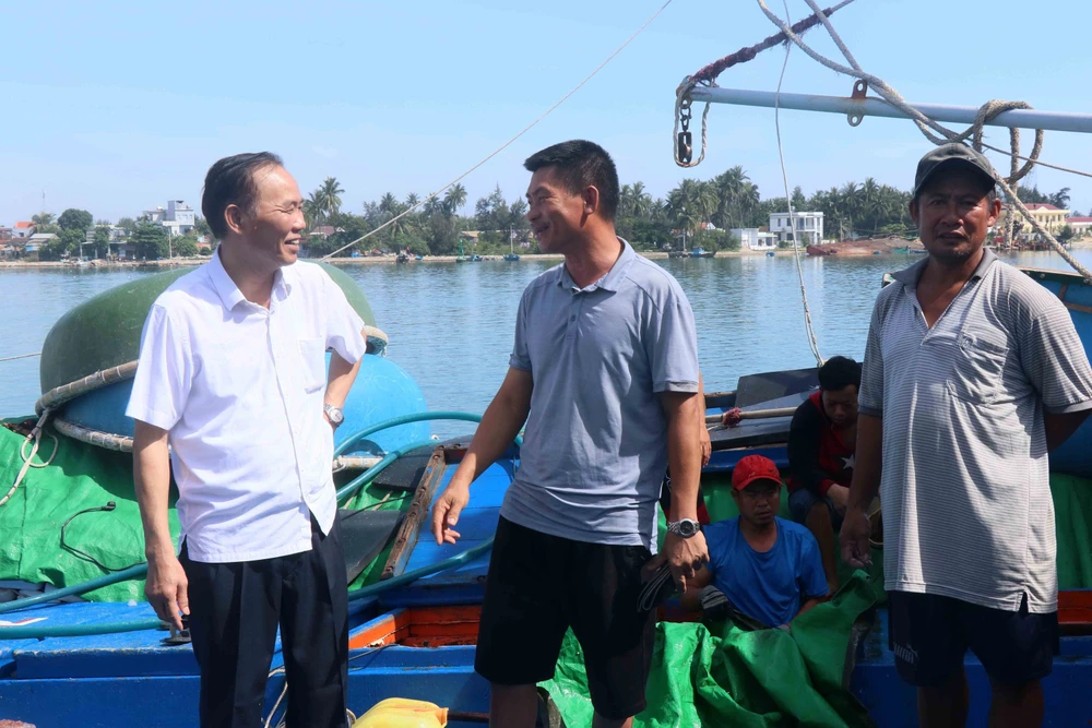 Le vice-ministre de l’Agriculture et du Développement rural Phung Duc Tiên (à gauche) converse avec des pêcheurs de Quang Nam. Photo : VNA