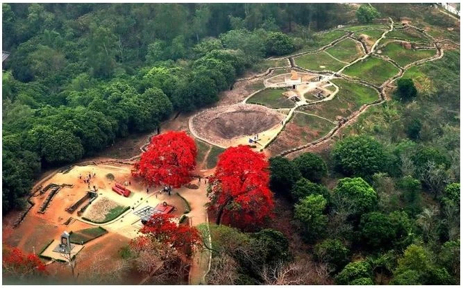 Vestige de la colline A1 dans la vallée de Diên Biên Phu. Photo : VNA