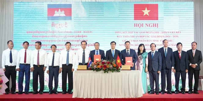 Signature du protocole d’accord de coopération entre la province vietnamienne de Tây Ninh et la province cambodgienne de Svay Rieng. Photo : VNA