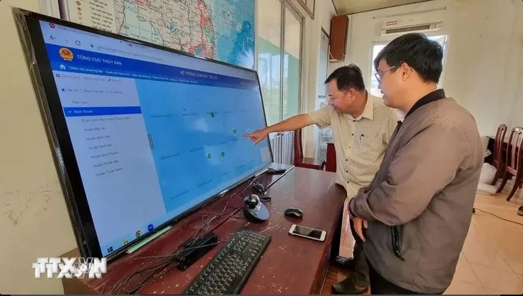 Les activités des bateaux de pêche équipés de dispositifs de surveillance des navires sont suivies par la direction des pêches de la province de Ninh Thuân. Photo : VNA