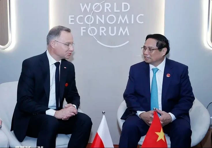 Le Premier ministre Pham Minh Chinh (à droite) rencontre le président polonais Andrzej Duda, en marge de la 15e réunion annuelle des nouveaux champions du WEF. Photo : VNA