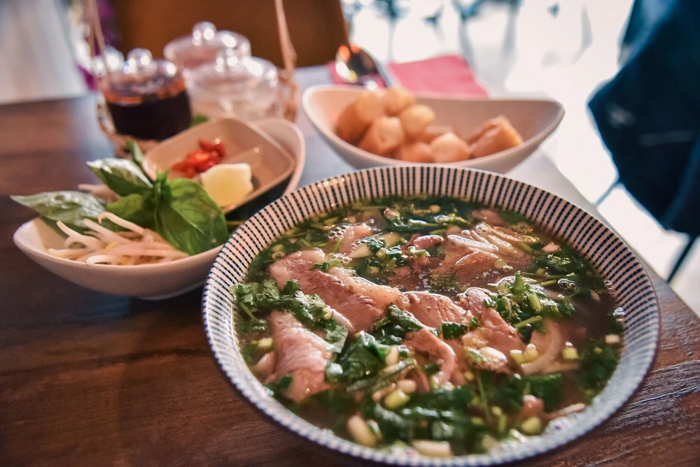 Pour les Vietnamiens, un bol de phở permet de reconnaître un compatriote. Pour les étrangers, un bol de phở permet de découvrir la cuisine vietnamienne. Photo: NDEL