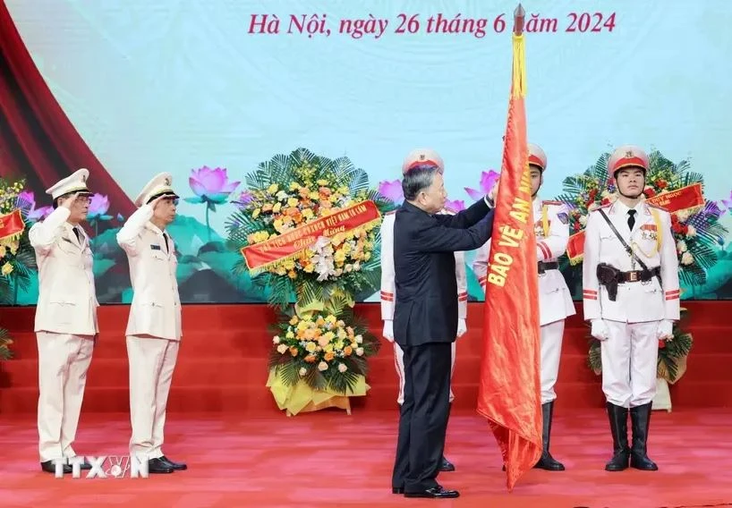 Le président Tô Lâm décerne l’Ordre de l’Exploit militaire de deuxième classe à la Force technique professionnelle. Photo : VNA