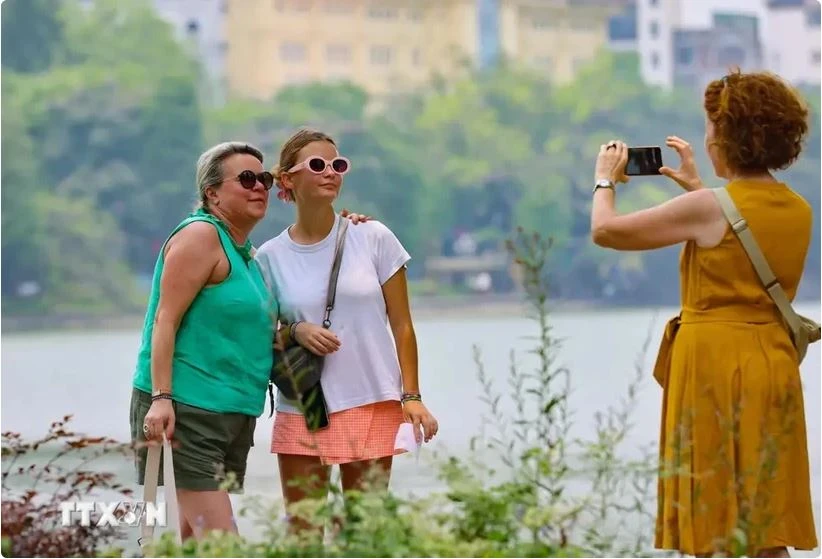 Des touristes visitent le lac Hoàn Kiêm, au coeur de Hanoi. Photo : VNA
