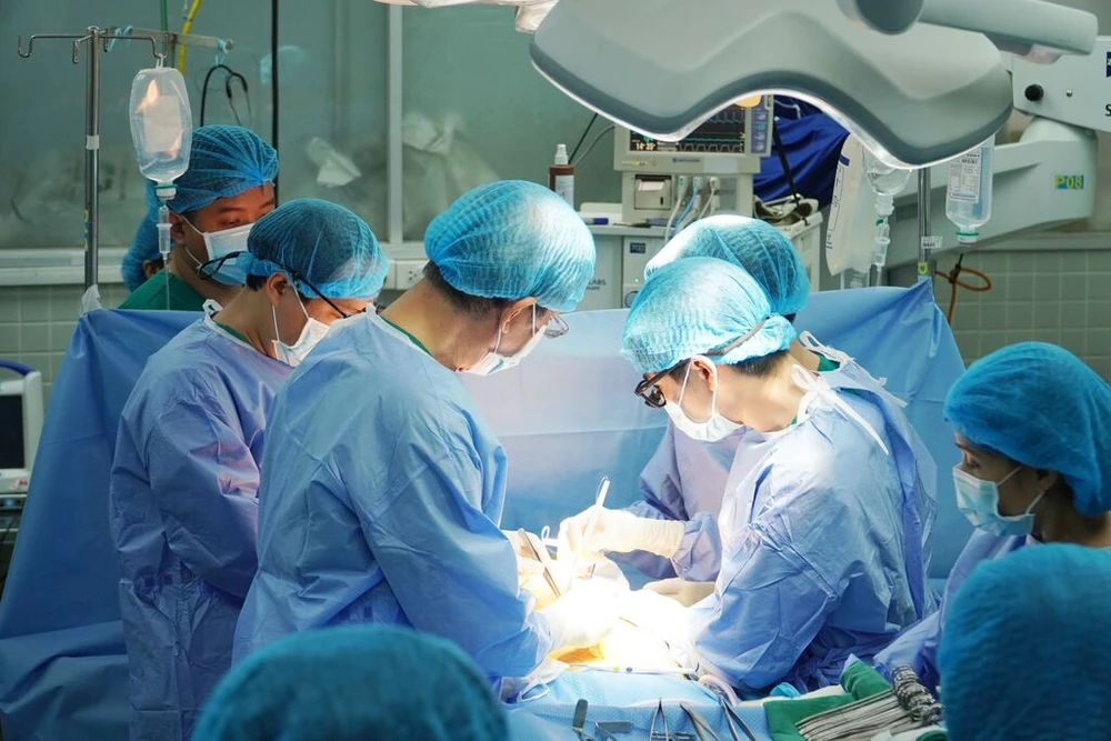 Des médecins de l'Hôpital Cho Rây à Hô Chi Minh-Ville effectuent une greffe d'organe. Photo: VNA