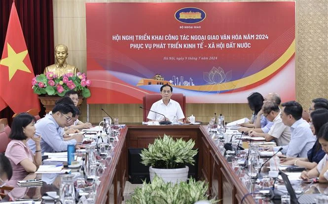 Le ministre des Affaires étrangères Bui Thanh Son (centre) lors de la conférence hybride, à Hanoi, le 10 juillet. Photo : VNA