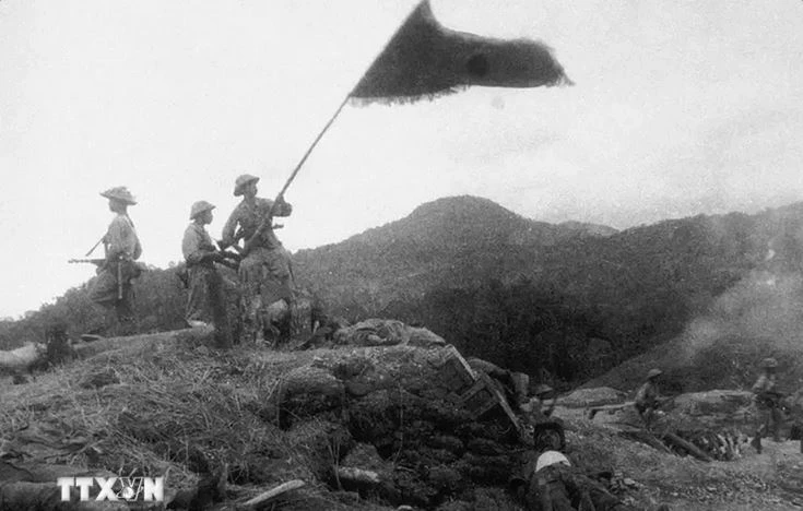 Dans l'après-midi du 7 mai 1954, le drapeau "Déterminé à se battre, déterminé à gagner" flotte sur le toit du QG De Castrie. Photo: archives