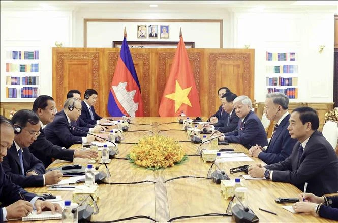 Entretien entre le président vietnamien Tô Lâm et le président du Parti du peuple cambodgien (PPC) et président du Sénat du Cambodge Samdech Techo Hun Sen, à Phnom Penh, le 12 juillet. Photo: VNA