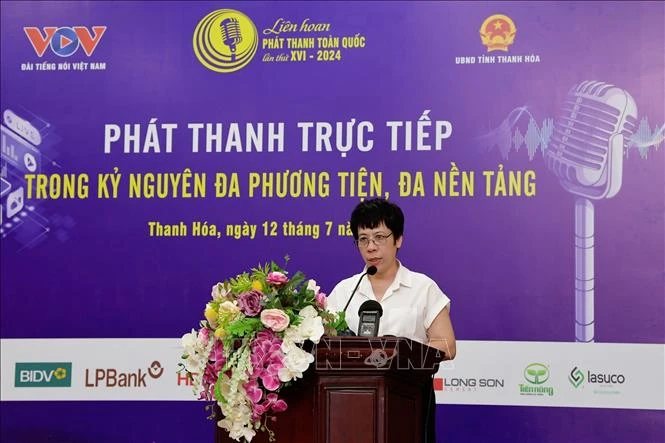 Une intervenante au colloque intitulé «La digitalisation de la radio: les pratiques internationales et vietnamiennes». Photo: VNA