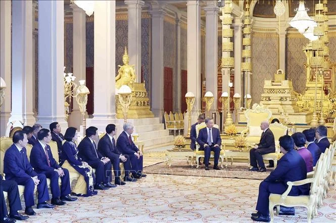 Entrevue entre président Tô Lâm et le roi du Cambodge Norodom Sihamoni, au Palais royal, à Phnom Penh, le 12 juillet. Photo: VNA