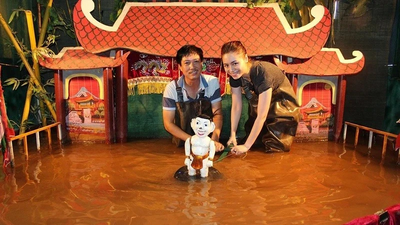 L’artiste de marionnettes sur l’eau Phan Thanh Liêm et son élève, Hoàng Huong Giang. Photo Photo gracieuseté de Phan Thanh Liêm