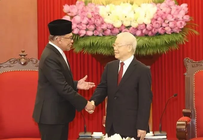 Le secrétaire général Nguyên Phu Trong (à droite) recevant le Premier ministre Anwar Ibrahim, à Hanoi, en juillet 2023. Photo : VNA