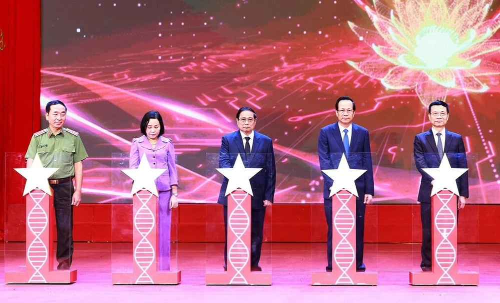 Le Premier ministre Pham Minh Chinh a participé à l'inauguration de la banque de gènes (ADN) des martyrs dont les informations et les proches n’ont pas encore été identifiés. Photo : VNA