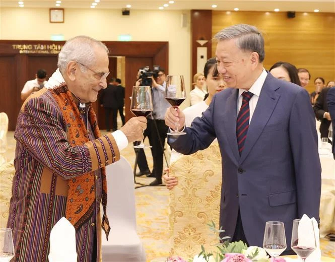 Le président Tô Lâm et son homologue est-timorais José Ramos-Horta (à gauche) portent un toast lors du banquet, à Hanoi, le 1er août 2024. Photo: VNA