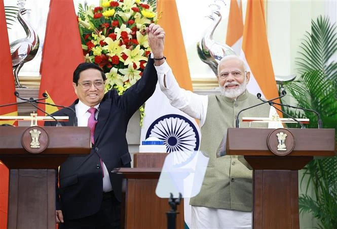 Le Premier ministre Pham Minh Chinh (à gauche) et son homologue indien Narendra Modi, à New Delhi, le 1er août. Photo: VNA