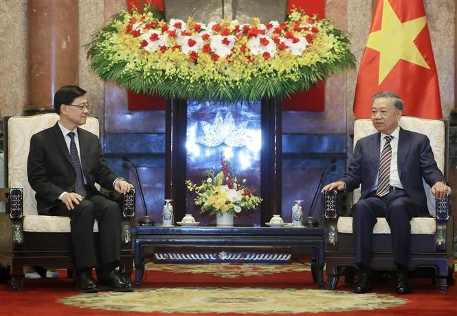 Le président Tô Lâm (à droite) et le chef de l’exécutif de la région administrative spéciale de Hong Kong, Lee Ka-chiu, à Hanoi, le 1er août. Photo : VNA