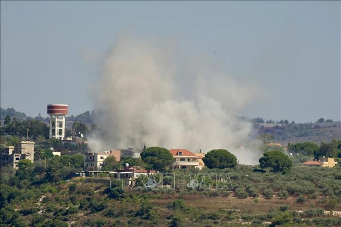 La fumée s'élève après une frappe israélienne sur la ville de Tayr Harfa, au sud du Liban, le 12 juillet 2024. Photo : Xinhua/VNA