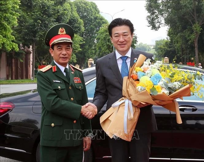 Le ministre vietnamien de la Défense Phan Van Giang (à gauche) et son homologue japonais Kihara Minoru, à Hanoi, le 6 août. Photo : VNA