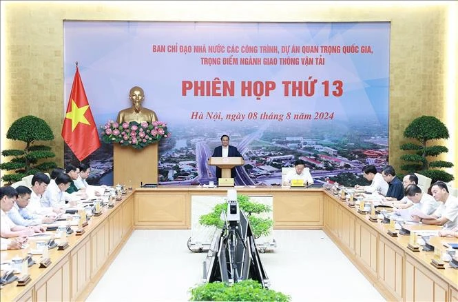 Le Premier ministre Pham Minh Chinh s’exprime lors de la 13e réunion du comité de pilotage de l’État pour les principaux projets nationaux de transport, à Hanoi, le 8 août. Photo : VNA