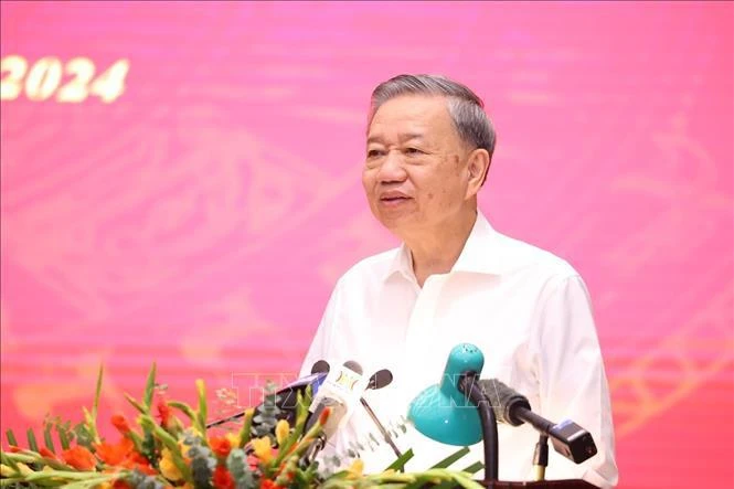 Le secrétaire général du Parti et président de la République Tô Lâm lors de la séance de travail avec la permanence du Comité du Parti de la ville de Hanoi. Photo: VNA