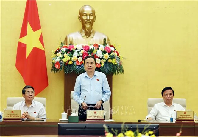 Le président de l’Assemblée nationale Trân Thanh Mân (centre) prononce le discours de clôture de la session thématique du Comité permanent de l’Assemblée nationale sur l’élaboration des lois le 14 août. Photo : VNA