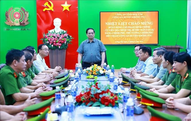 Le Premier ministre Pham Minh Chinh travaille avec la Police du district de Krông Pac, province de Dak Lak, à l’occasion du 79e anniversaire de la Journée traditionnelle des forces de police populaire (19 août 1945 - 2024). Photo : VNA