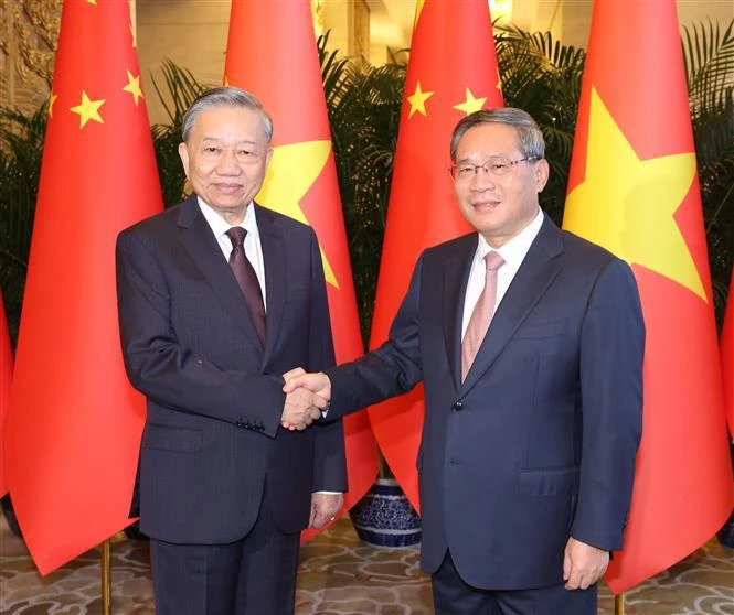 Le secrétaire général et président vietnamien Tô Lâm (à gauche) et le Premier ministre chinois Li Qiang se serrent la main, à Pékin, le 19 août. Photo: VNA