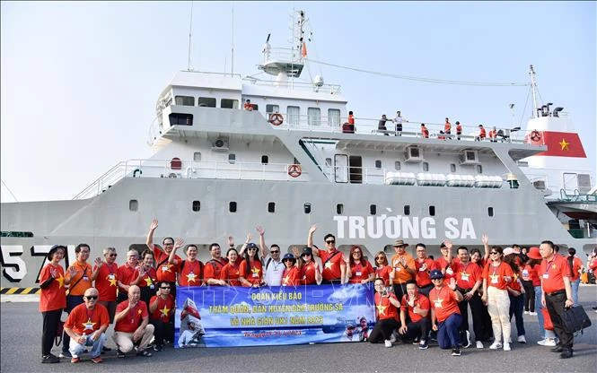 Une délégation des Vietnamiens résidant à l’étranger en visite au district insulaire de Truong Sa, le 23 avril 2023. Photo : VNA