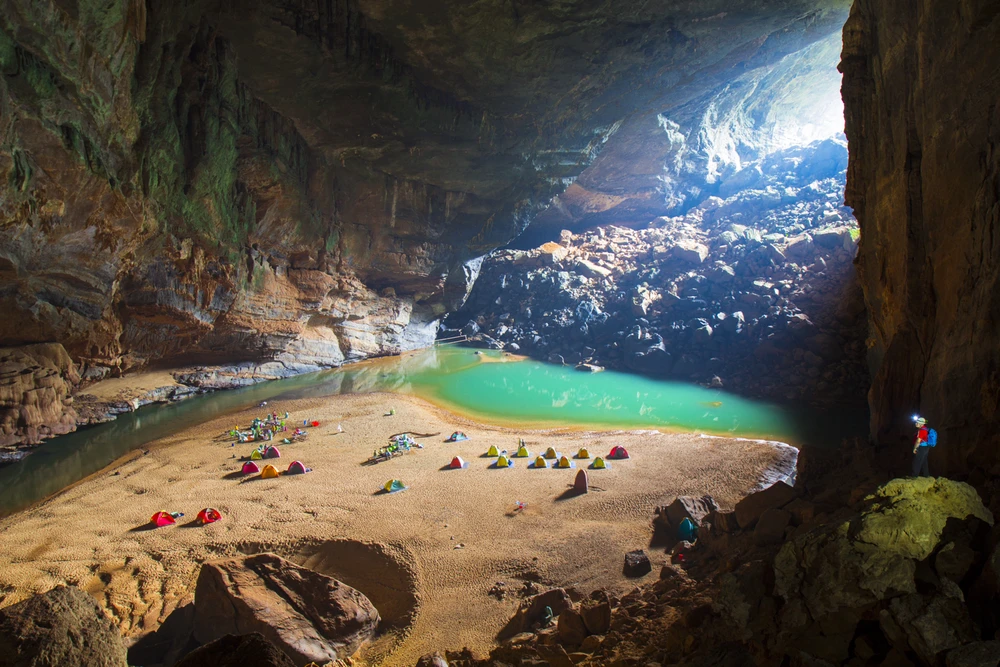 A l’intérieur de la grotte de Son Doong. Source : lucascometto.com