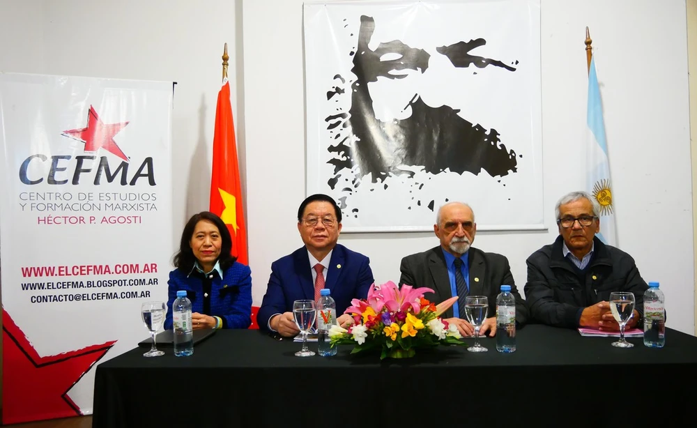 Nguyên Trong Nghia, chef de la Commission de la sensibilisation et de l’éducation du Comité central du PCV (2e à partir de la gauche) et des délégués participant au séminaire à Buenos Aires, le 22 août. Photo : VNA