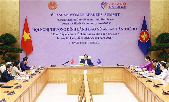 Le Premier ministre Pham Minh Chinh (centre) s’adressant par visioconférence depuis Hanoi au 3e Sommet des femmes dirigeantes de l’ASEAN, à Vientiane, au Laos. Photo : VNA