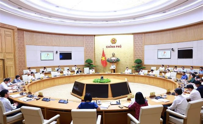 Le Premier ministre Pham Minh Chinh (centre) lors de la réunion du gouvernement consacrée au travail législatif, à Hanoi, le 24 août. Photo : VNA