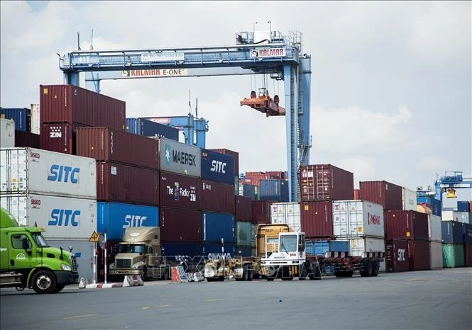 Manutention de conteneurs au port de Cat Lai, à Hô Chi Minh Ville. Photo : VNA