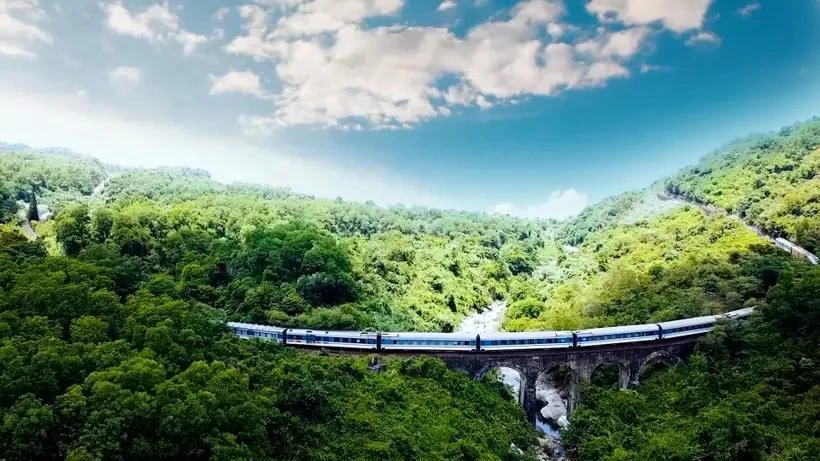 Un train Thông Nhât traversant le col des nuages à Dà Nang. Source: Centre d'information touristique