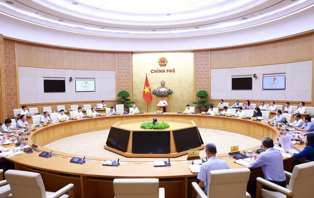 Le Premier ministre Pham Minh Chinh (centre) s’exprime lors de la réunion thématique du gouvernement sur l’élaboration des lois. Photo : VNA