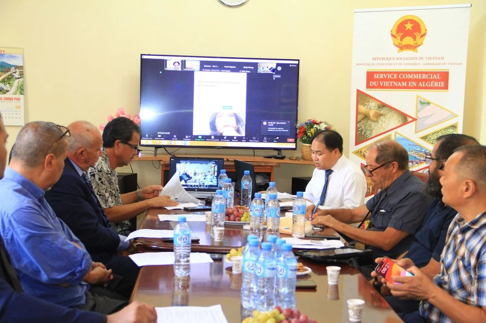 Conférence en format hybride présidée par l’Office du commerce du Vietnam en Algérie. Photo: VNA 