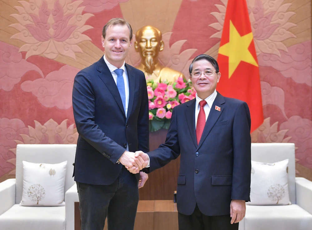 Le vice-président de l’Assemblée nationale du Vietnam, Nguyên Duc Hai (à droite) et le directeur général de Heineken Vietnam, Wieste Mutters, à Hanoi, le 30 août. Photo : VNA