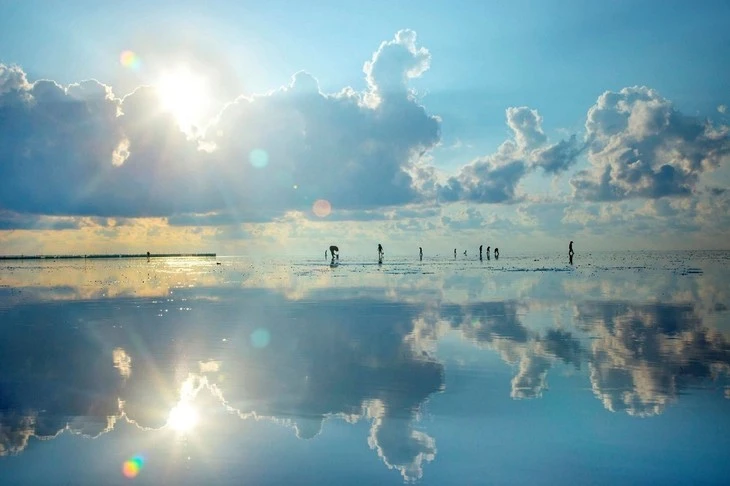 La beauté de la plage de Quang Lang, dans la province de Thai Binh, au lever du soleil. Photo: VOV