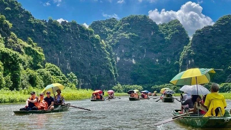 Touristes visitant le site de Tam Côc dans la province de Ninh Binh. Photo : NDEL