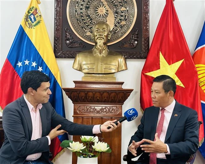 L’ambassadeur Vu Trung My au micro de la chaîne de télévision Venevisión. Photo gracieuté de l’ambassade du Vietnam au Venezuela