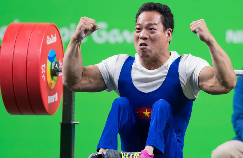 Le para-haltérophilie vietnamien Lê Van Công en compétition aux Jeux Paralympiques de Paris 2024. Photo: VNA