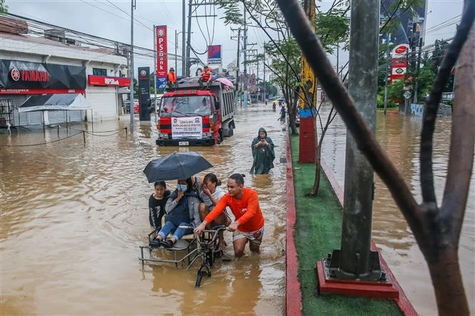 Personnes évacuées des zones inondées après le passage du typhon Yagi dans la province de Rizal, aux Philippines, le 2 septembre 2024. Photo : Xinhua/VNA