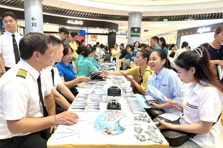 Des travailleurs explorent les besoins en recrutement lors d'un forum sur l'emploi à Long Biên. Photo: laodongthudo.vn